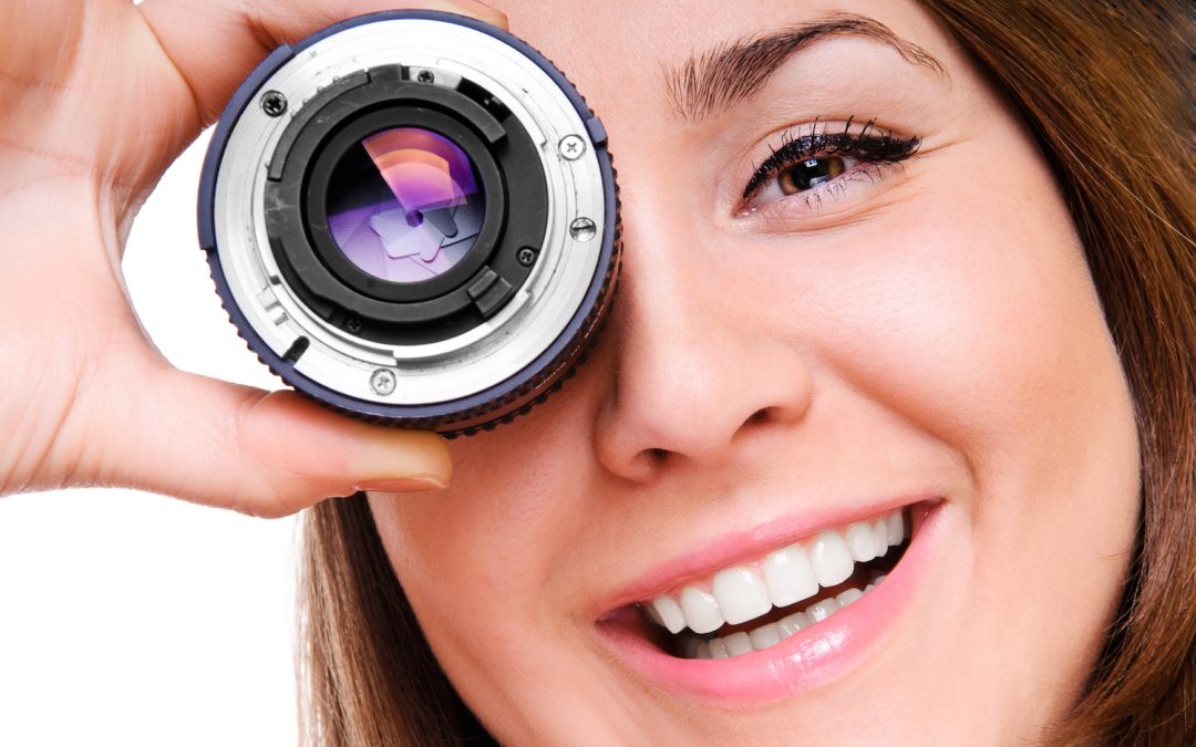 žena koristi fotoaparat