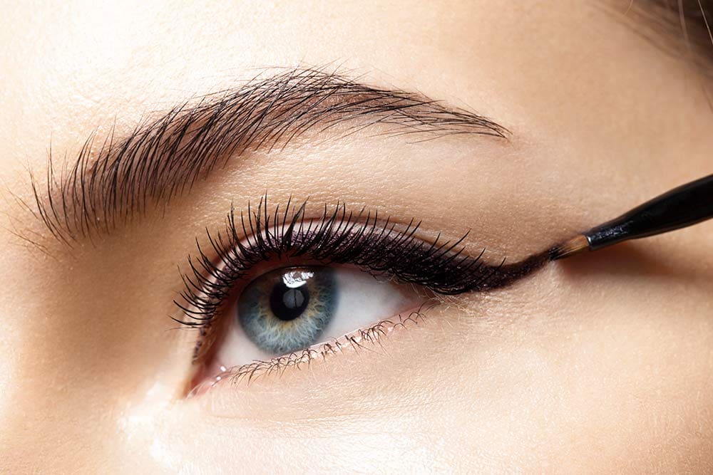 Krupni plan oka s precizno nanesenom šminkom